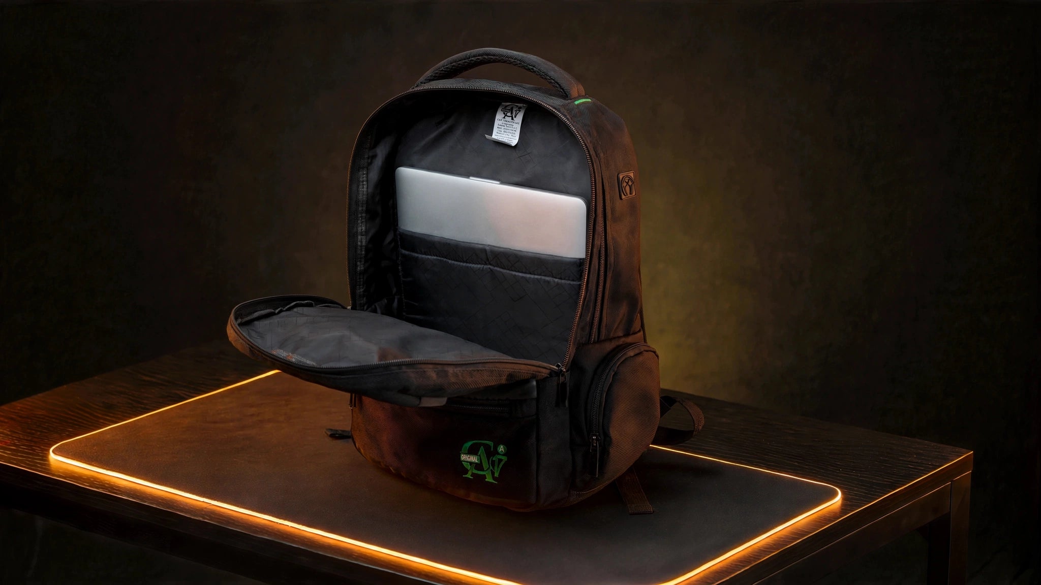 Mochila CA17 abierta mostrando compartimento para laptop